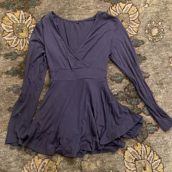 Womens dark grey v-neck long sleeved top. Size medium. - Picture 3 of 6